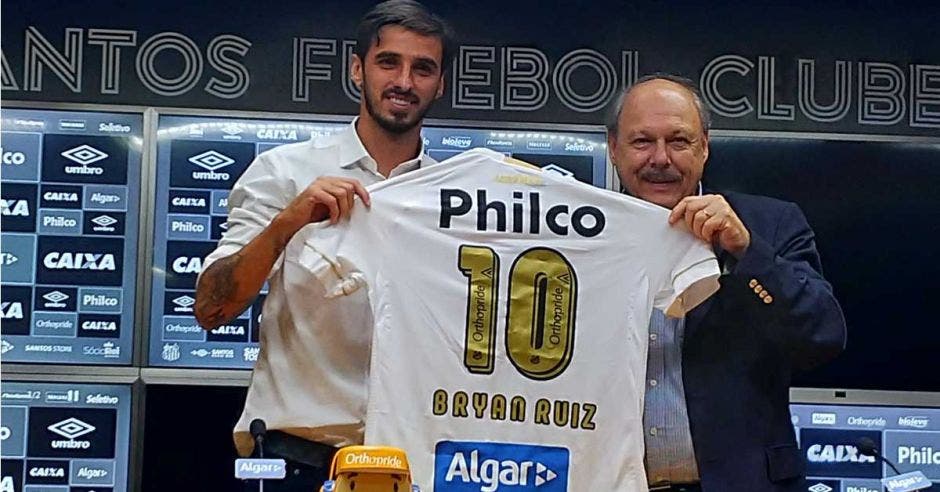 Bryan Ruiz junto a José Carlos Pérez, presidente del Santos. Santos/La República