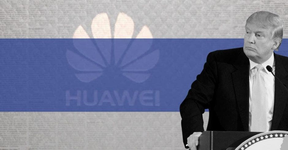 Donald Trump, presidente de Estados Unidos mira la marca de agua de Huawei