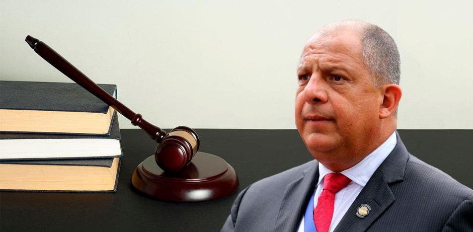 Luis Guillermo Solís frente a un mazo de la justicia.