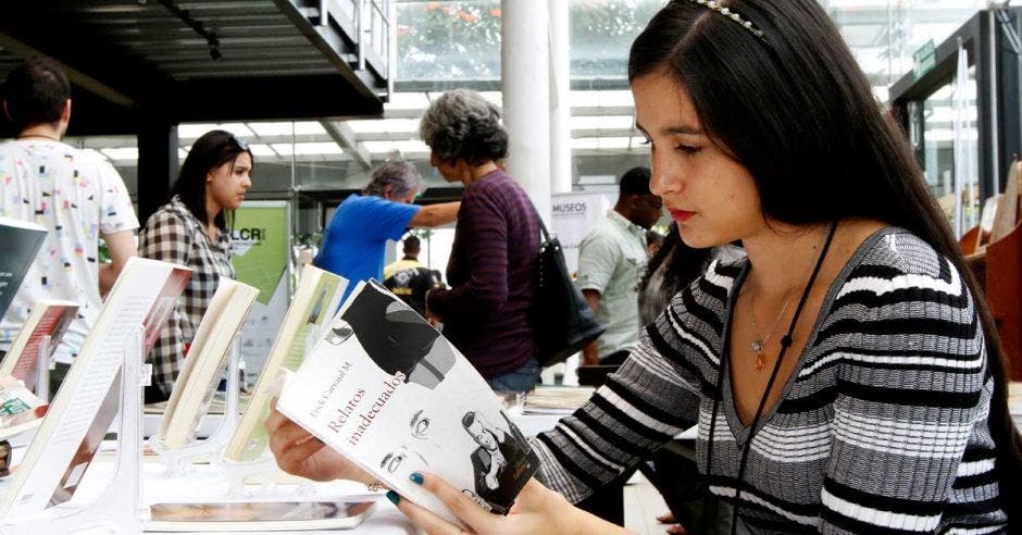 Una mujer leyendo