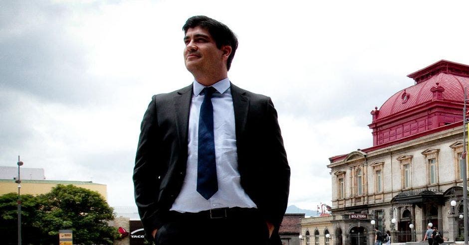 Carlos Alvarado posa frente al Teatro Nacional