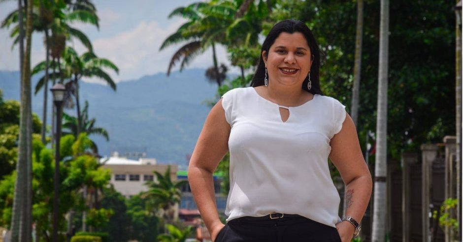 Paola Vega posa frente a un edificio de la Asamblea