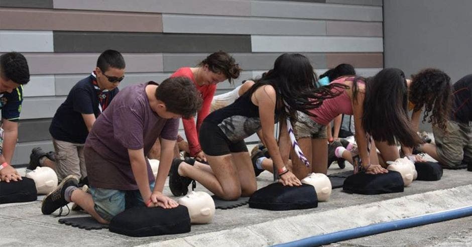 Niños haciendo técnica de RCP.