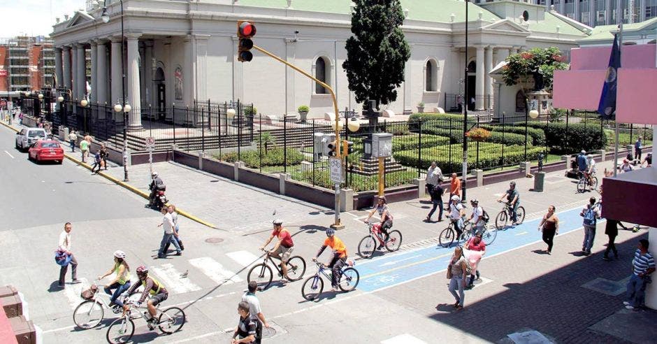 Ciclistas usando la vía exclusiva en el centro de San José.