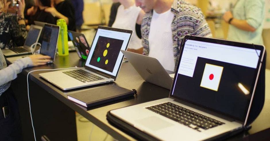 Jóvenes diseñando en computadoras