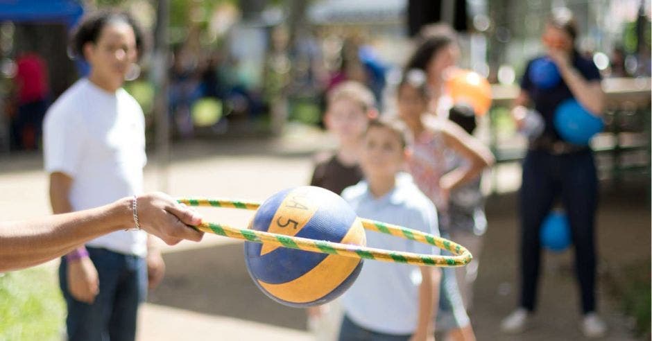 Una bola pasando por un aro en una actividad al aire libre