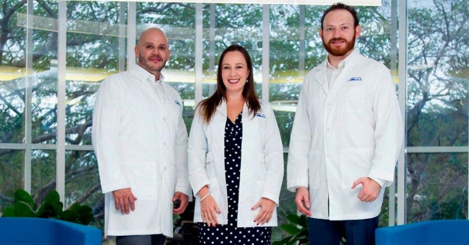 Juan Carlos Quesada, Alejandra Quesada y Roberto Gamboa, dermatólogos.