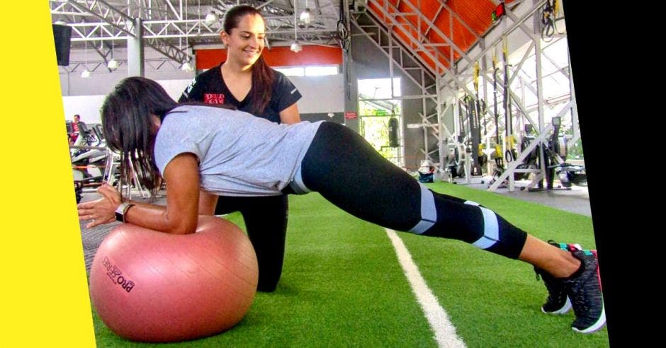 Un profesional de la salud está capacitado para trabajar el core sin comprometer su bienestar. Joseth Castro, entrenadora de World Gym Costa Rica. Cortesía World Gym/ La República