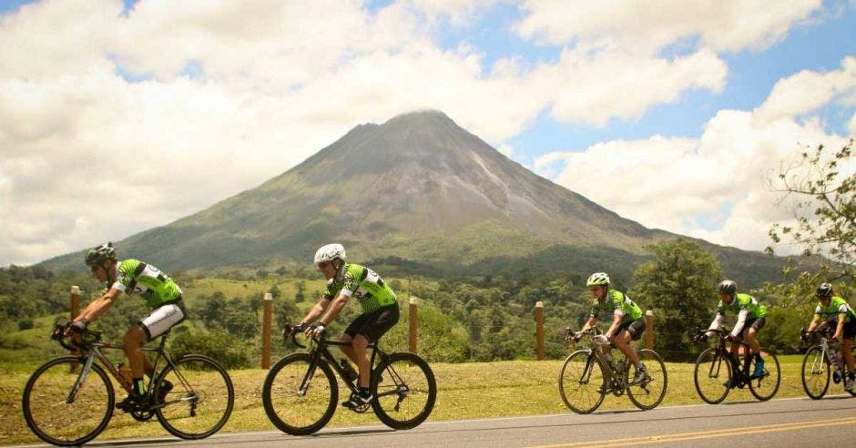 El Volcán Arenal acompañará a los ciclistas en gran parte del recorrido. GFNY/La República