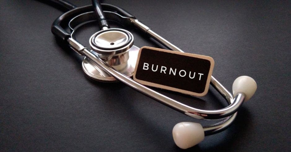 Estetoscopio con un letrero que dice burnout