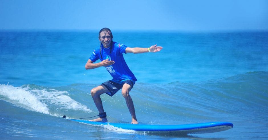 Henry Martínez es el máximo exponente del surf para ciegos. Cortesía de Lois Solano / Surfing Nation Magazine