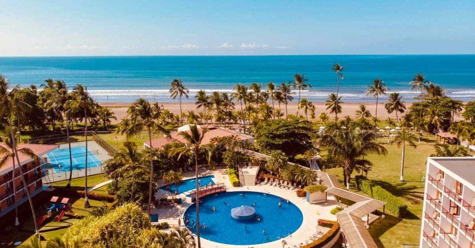 piscina del hotel cercana a la playa