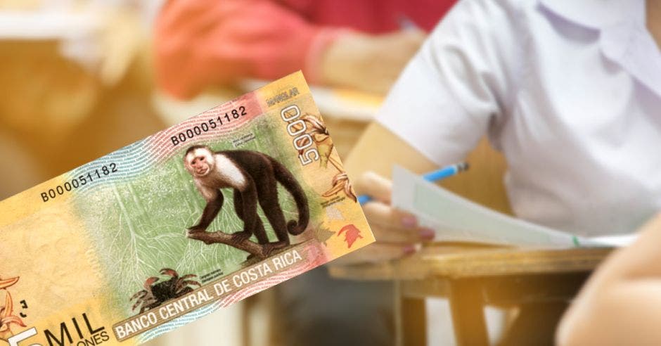 Un billete de ¢5 mil y personas realizando un examen