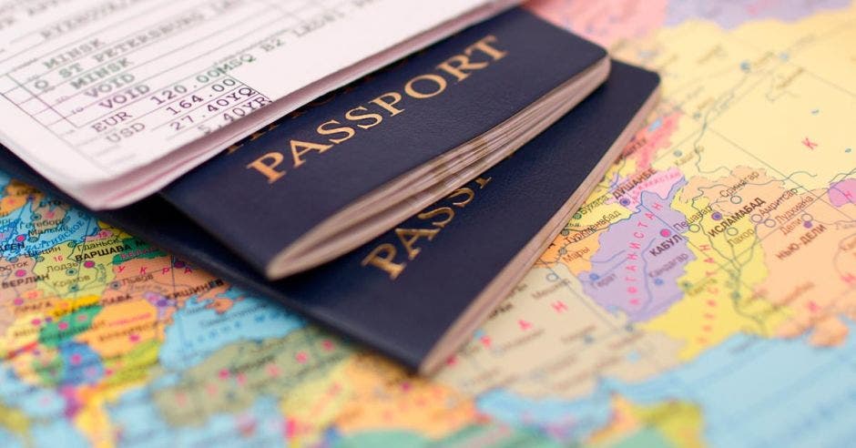 pasaportes sobre mapamundi