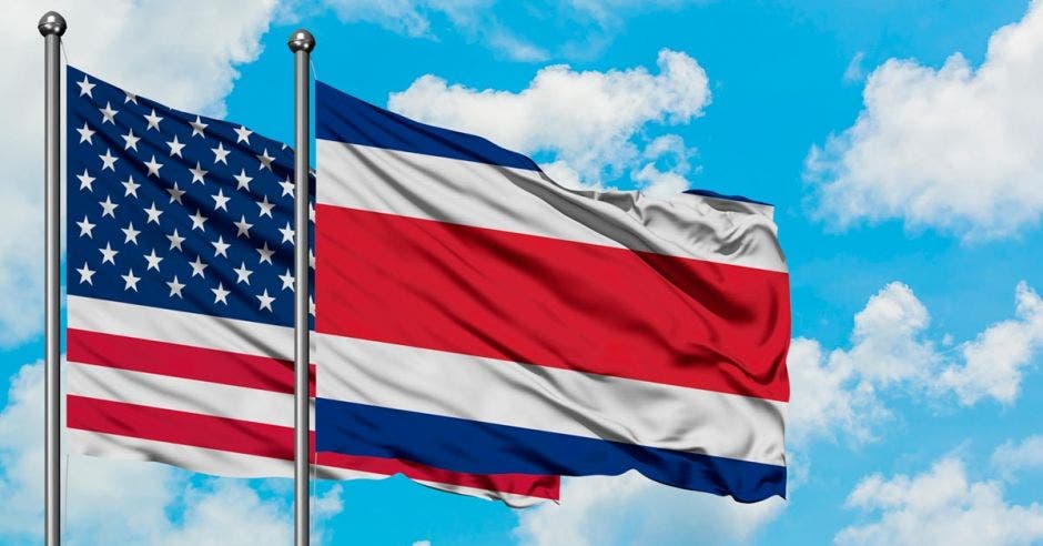 banderas de EEUU y Costa Rica
