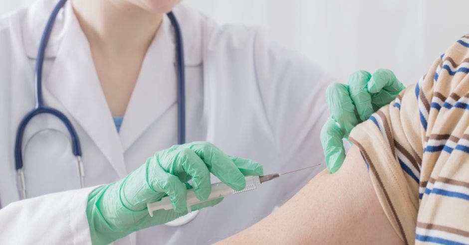 Enfermera vacunando a una persona