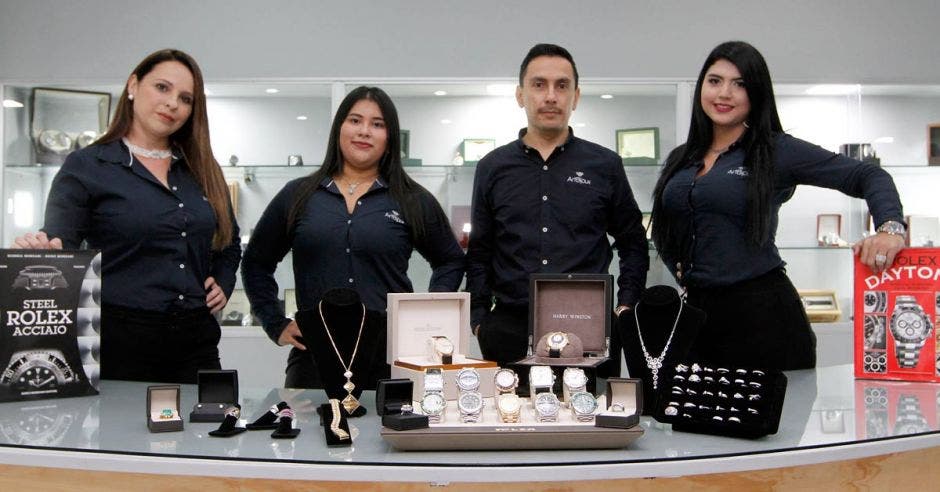 modelos posando para foto con productos de artbijoux