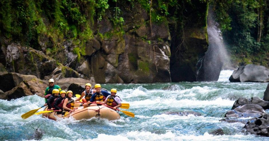 El Río Pacuare es uno de los principales lugares para realizar rafting en el país. Ríos Tropicales/La República