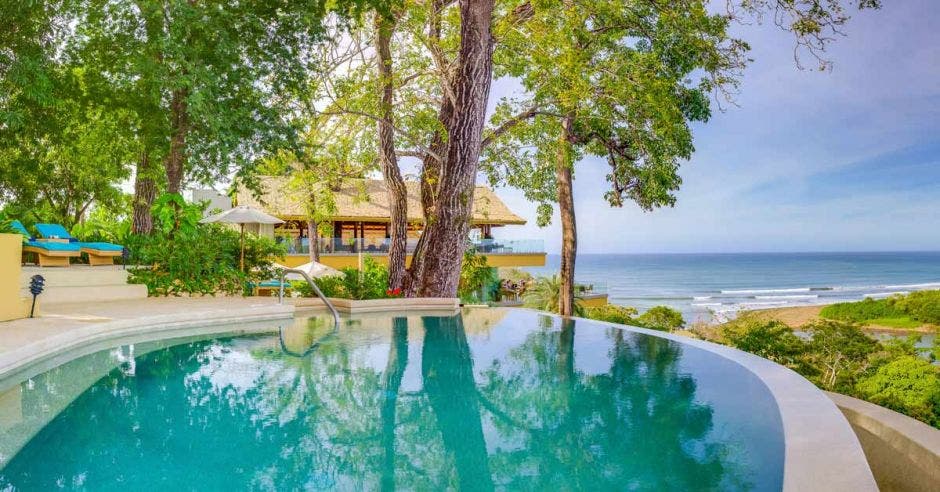 piscina con vista a la playa