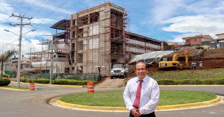 Greivin Víquez, director administrativo de Universidad Fidélitas, en la sede de Heredia