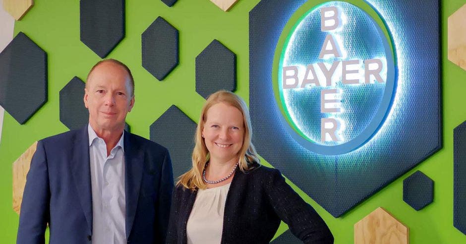 Klaus Wussow,  gerente Financiero de Bayer en Centroamérica y el Caribe, junto a Daniela Petig, directora Administrativa del Centro de Servicios.