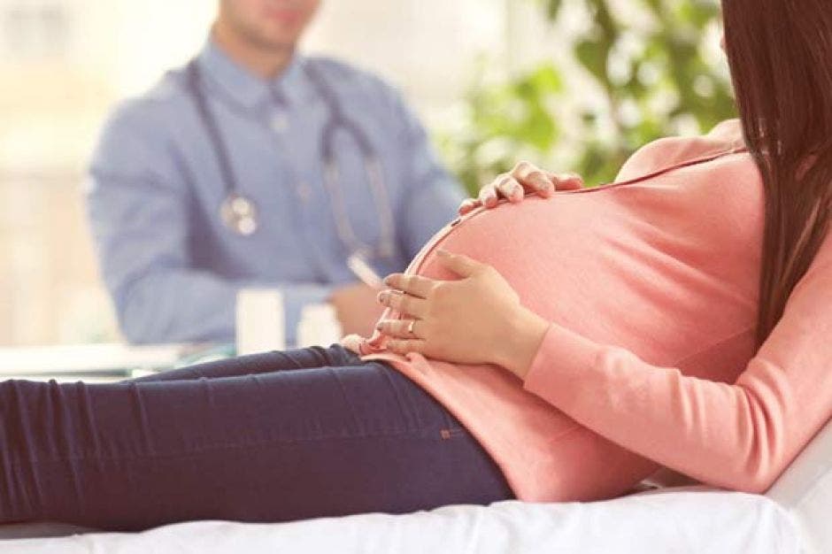 mujer embarazada en una consulta