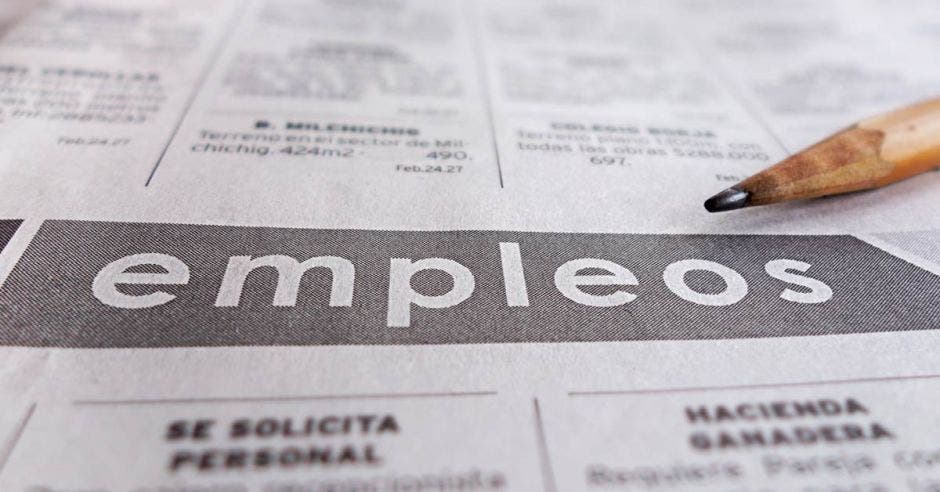 anuncio de periódico que dice empleos