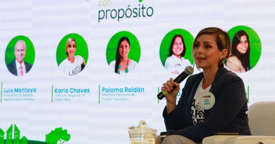 Karla Chaves directora de ecolones, habla ante una audiencia