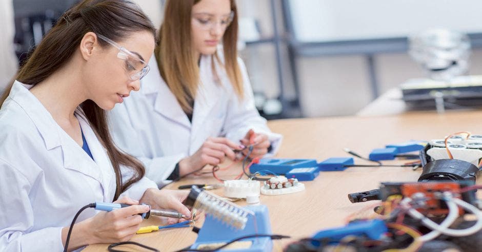 Estudiantes de colegios trabajando en electrónica