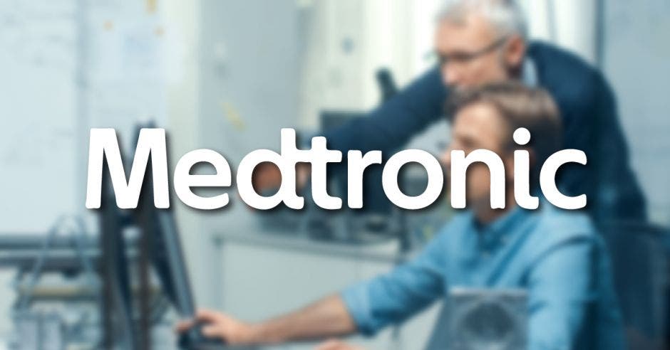 Trabajadores con un logo de Medtronic