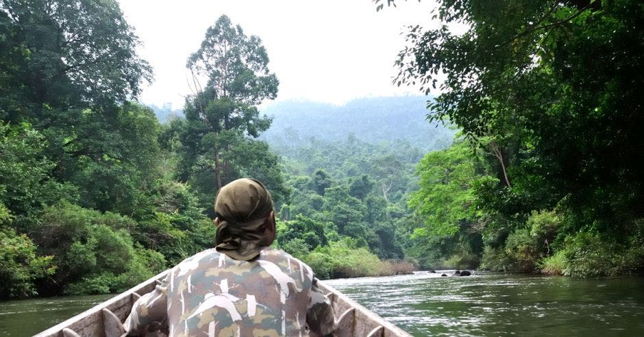 Un guardaparques recorre las aguas