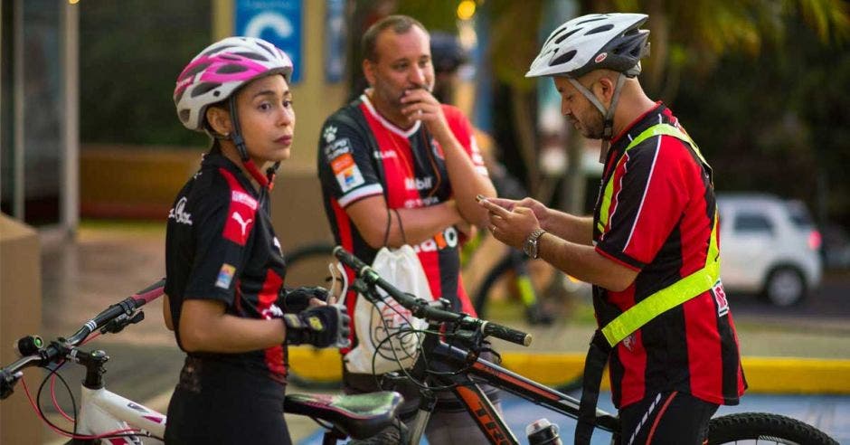 ciclistas con camisa de la liga