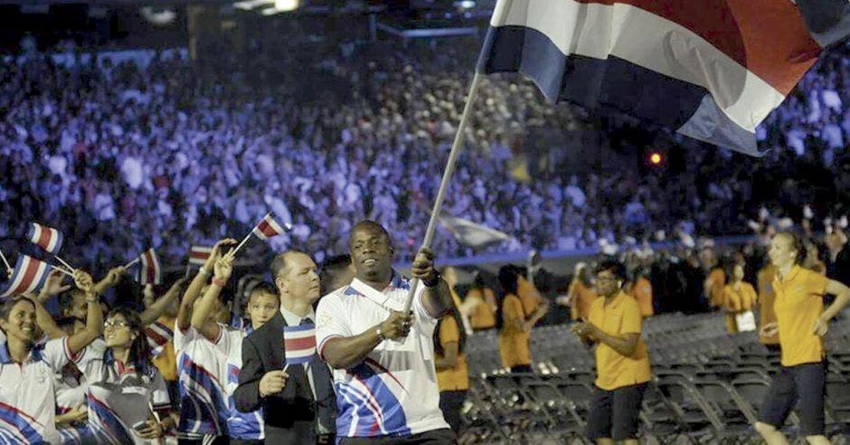 roberto sawyers alza la bandera de Costa Rica