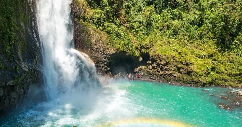 catarata con arcoiris