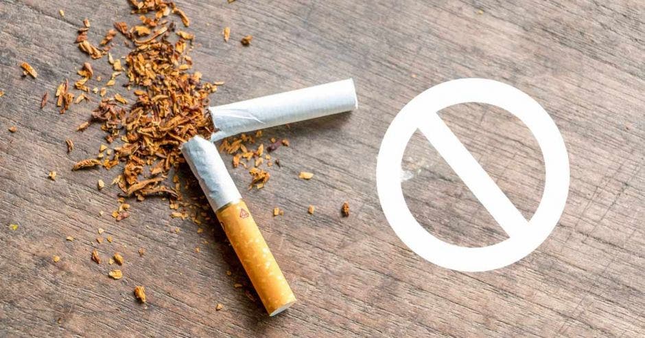 Un cigarrillo y al lado un símbolo de prohibido