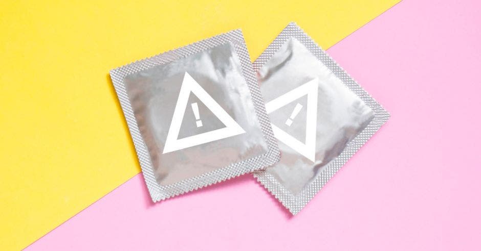 Dos sobres de condones con un símbolo de alerta