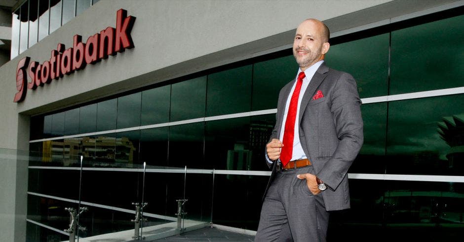 Leonel Morales, Scotiabank, foto, corbata, traje