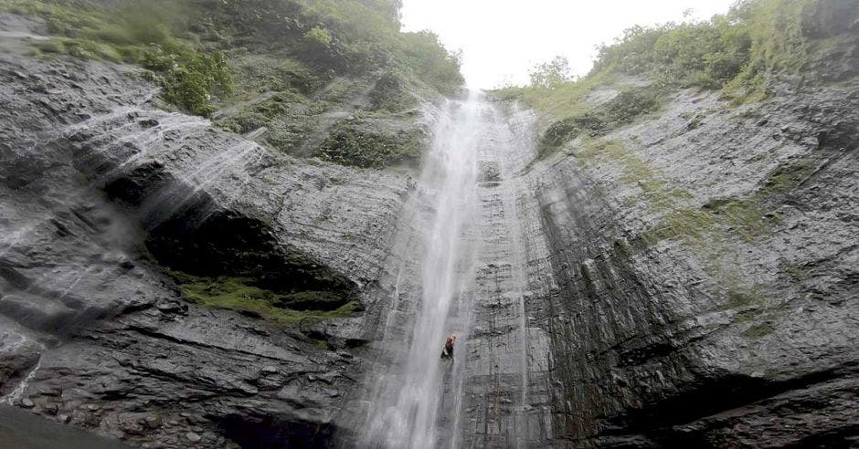 Cañón co catarata