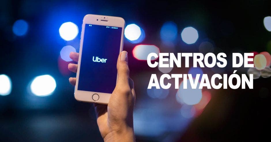 Un celular con la aplicación Uber abierta