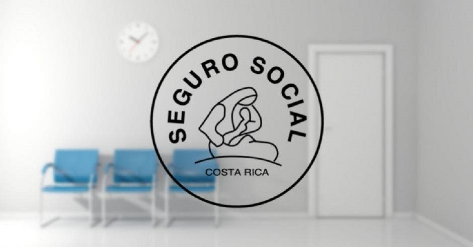 Una sala de espera vacía a un consultorio y el logo de la CCSS