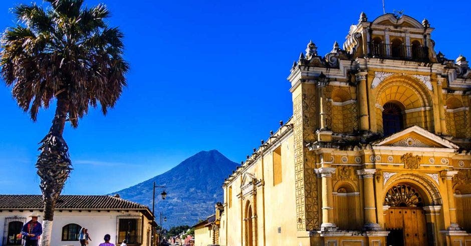 iglesia colonial de color amarillo