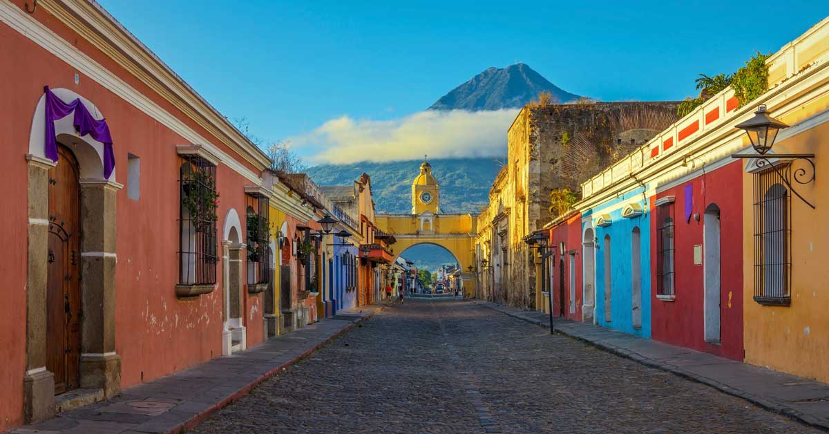 calle empedrada con casitas de colores