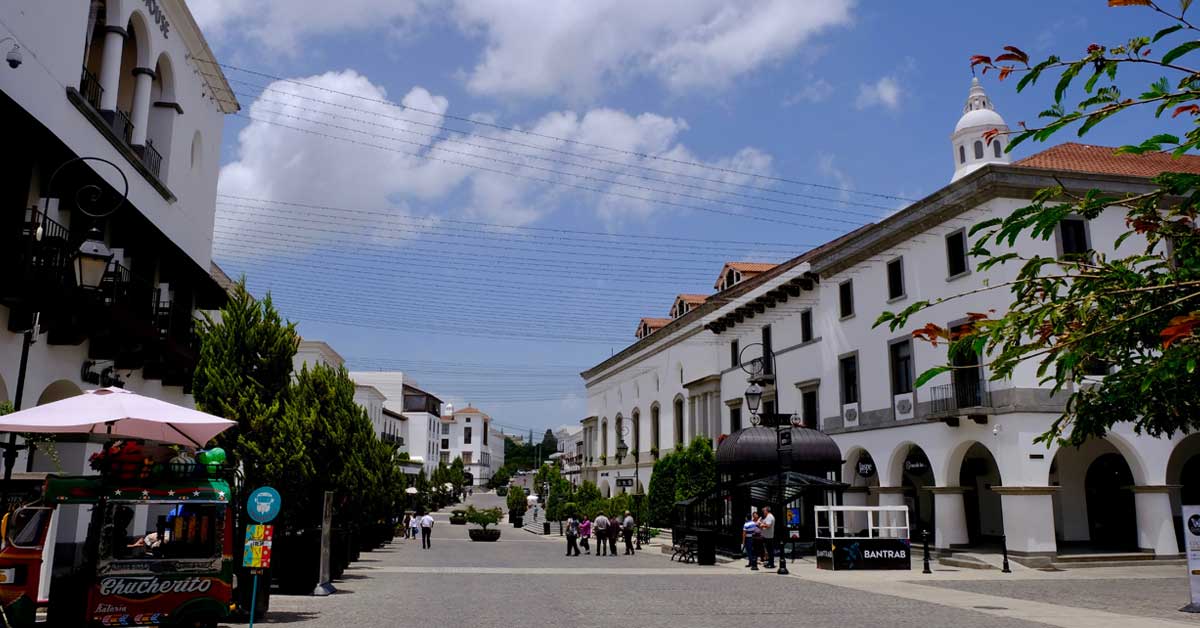 calles adoquinadas, edificios blancos