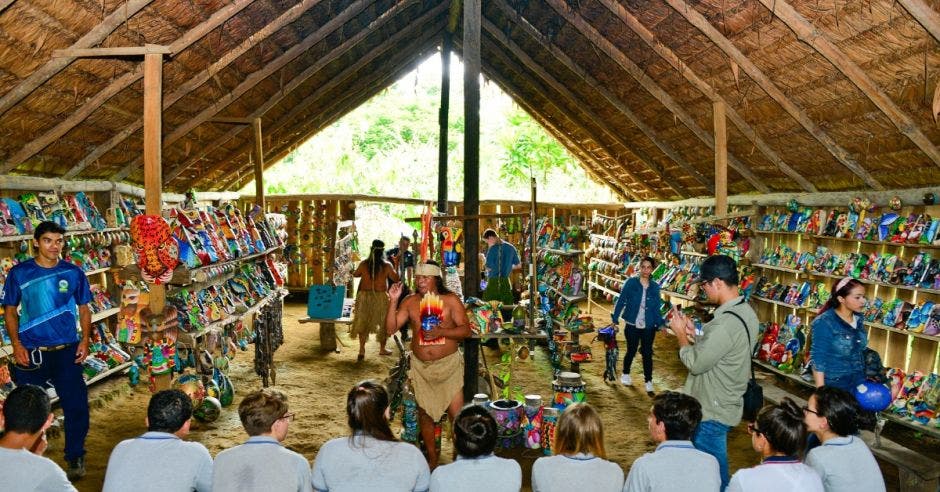 villa indígena. Indígena Maleku exponiendo sobre su cultura a un grupo de estudiantes