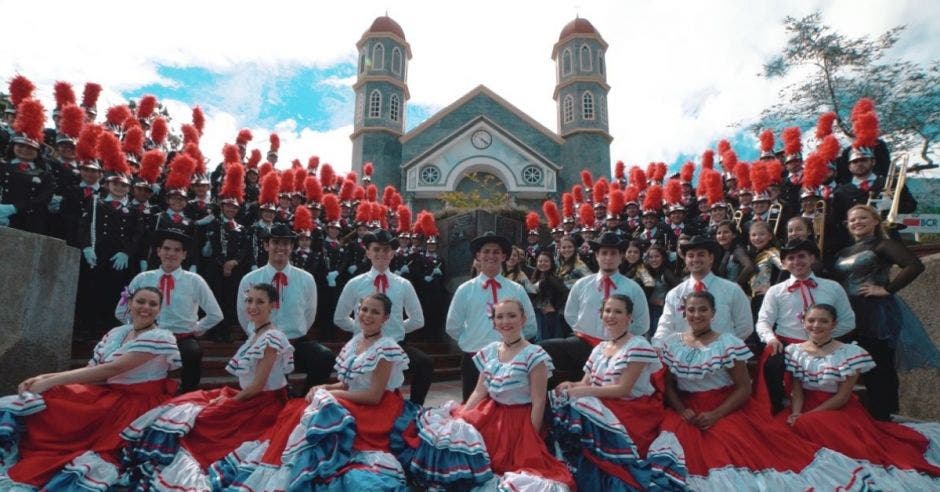 mujeres de traje típico costarricense, integrantes de la banda