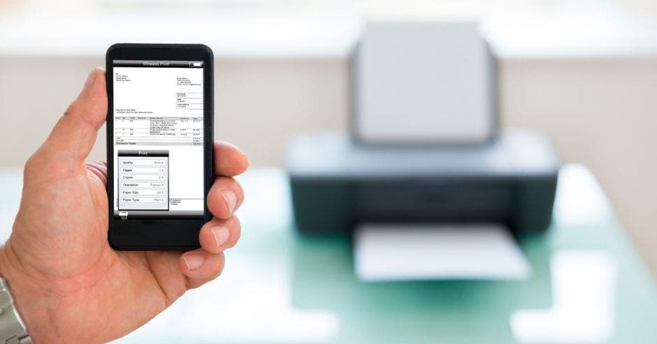 Un celular enviando un documento a una impresora