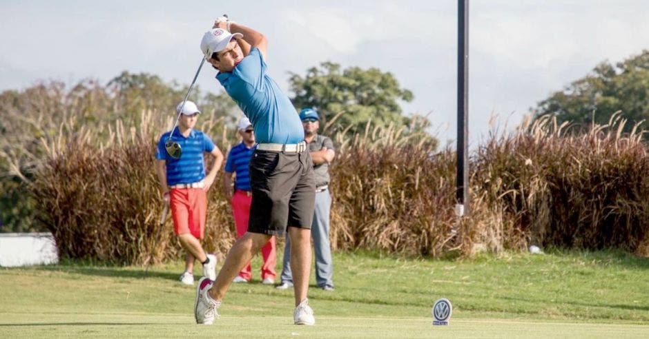 Felipe Odio realiza un golpe de golf