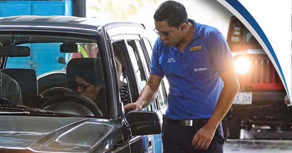 hacioendo la inspección vehicular