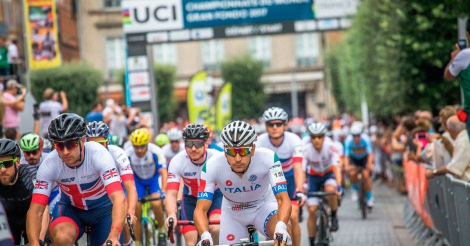 ciclistas salen en caravana