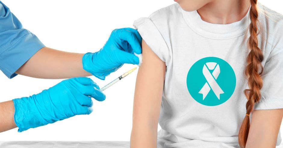 Una niña recibiendo una vacuna en su brazo.